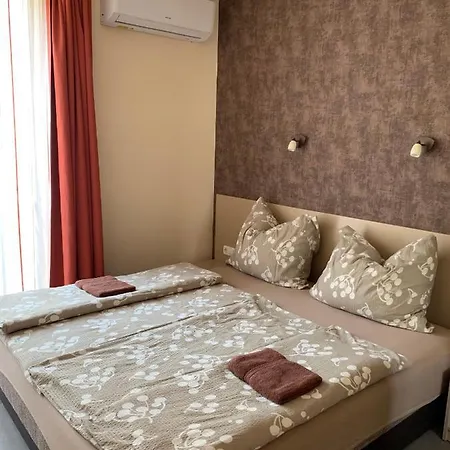 Balaton Apartmanhaz דירה *